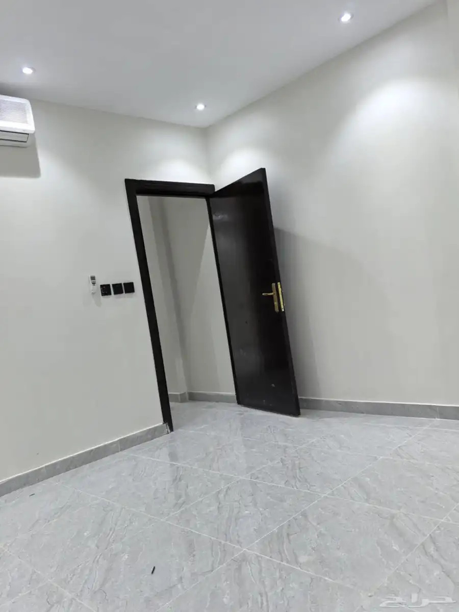 شقه غرفه و صاله بشارع عائشه بنت ابي بكر