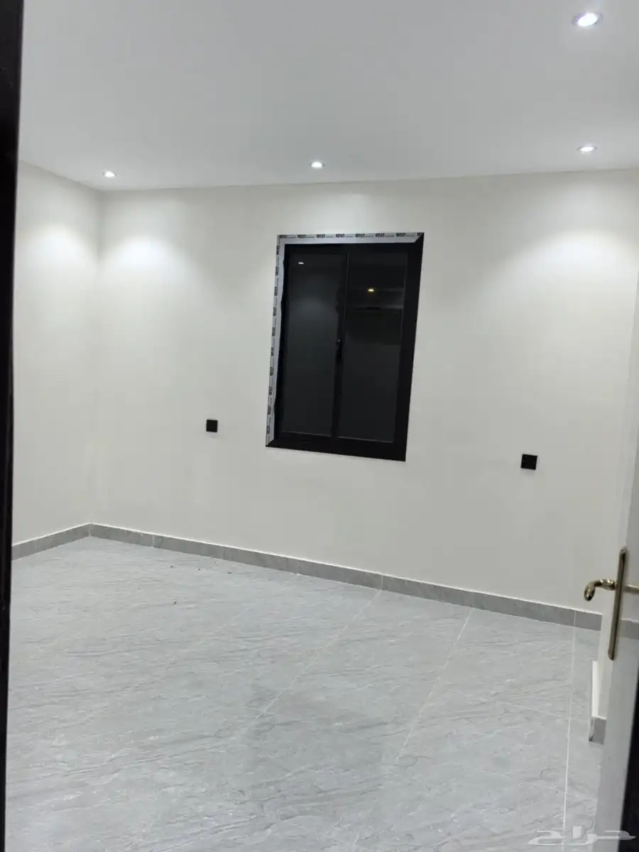 شقه غرفه و صاله بشارع عائشه بنت ابي بكر