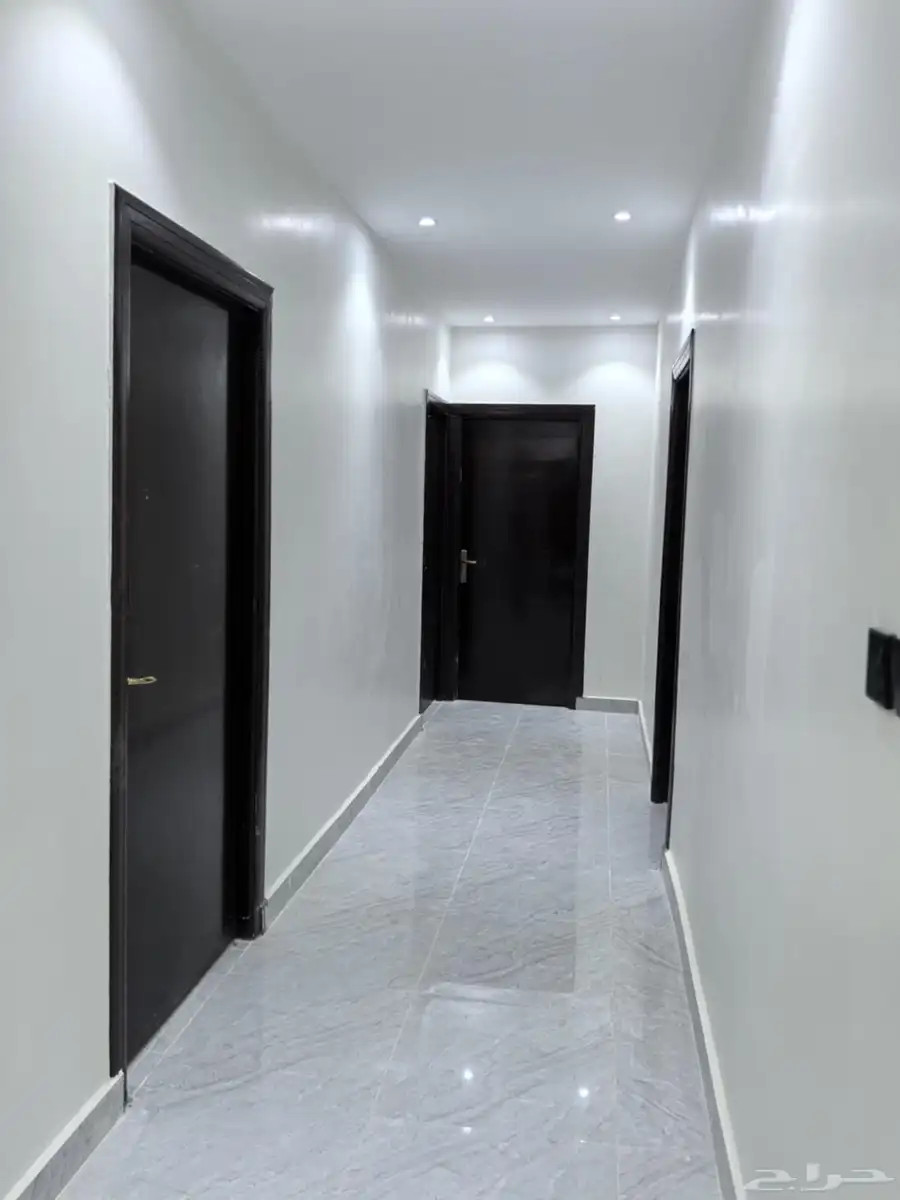 شقه غرفه و صاله بشارع عائشه بنت ابي بكر